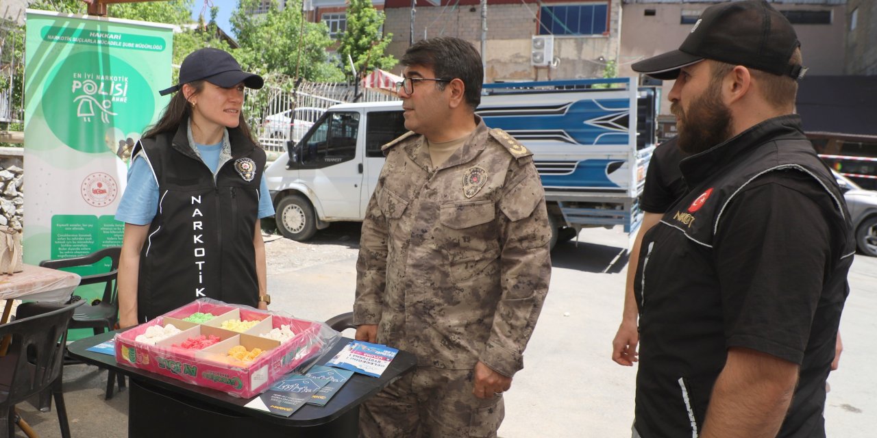 Hakkari’de “En İyi Narkotik Polisi Anne standına açıldı