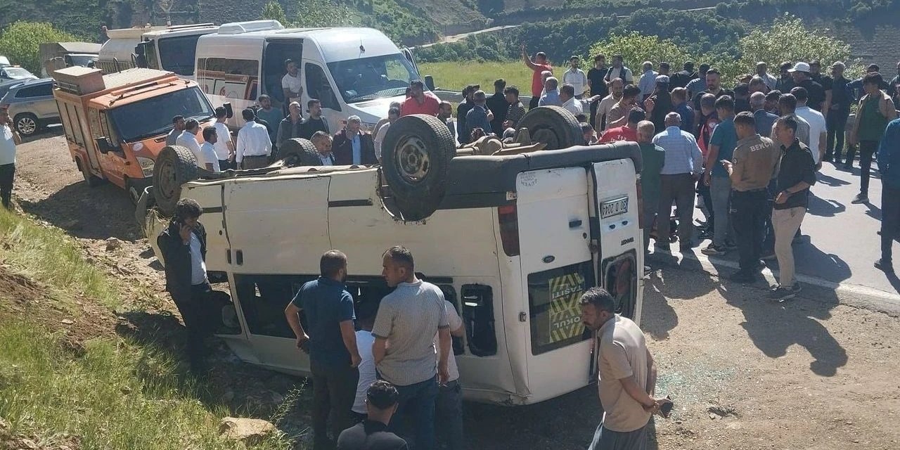 Öğrenci minibüsü kaza yaptı 6 yaralı