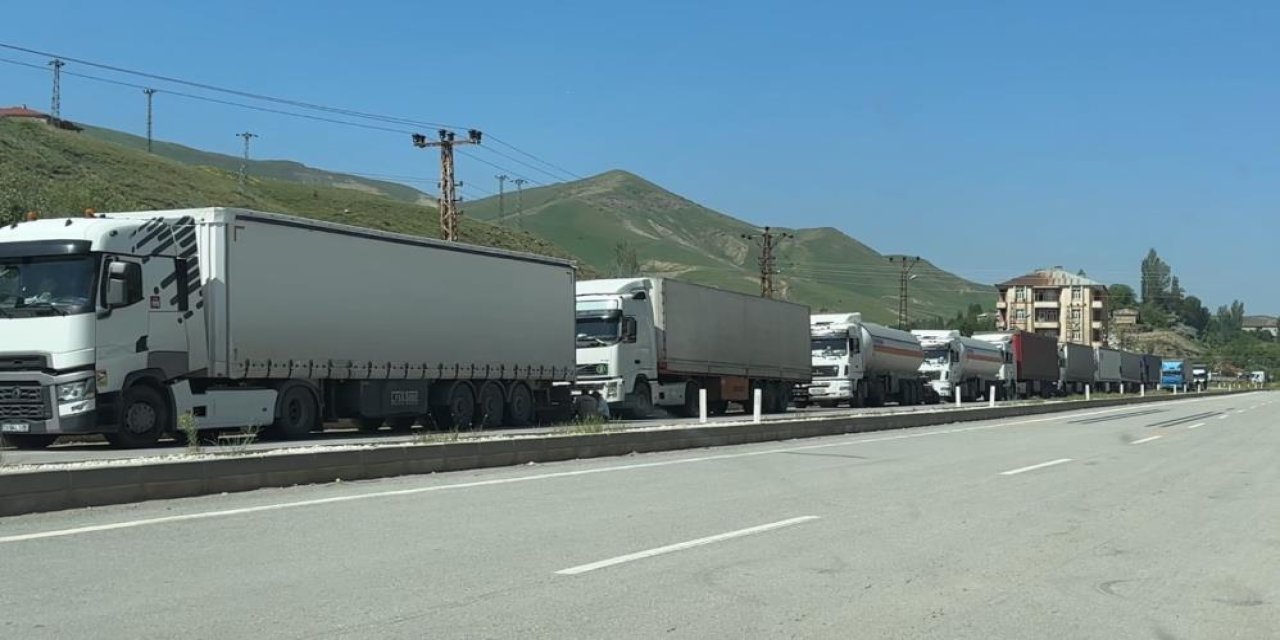Türkiye-İran sınırında tır kuyruğu oluştu