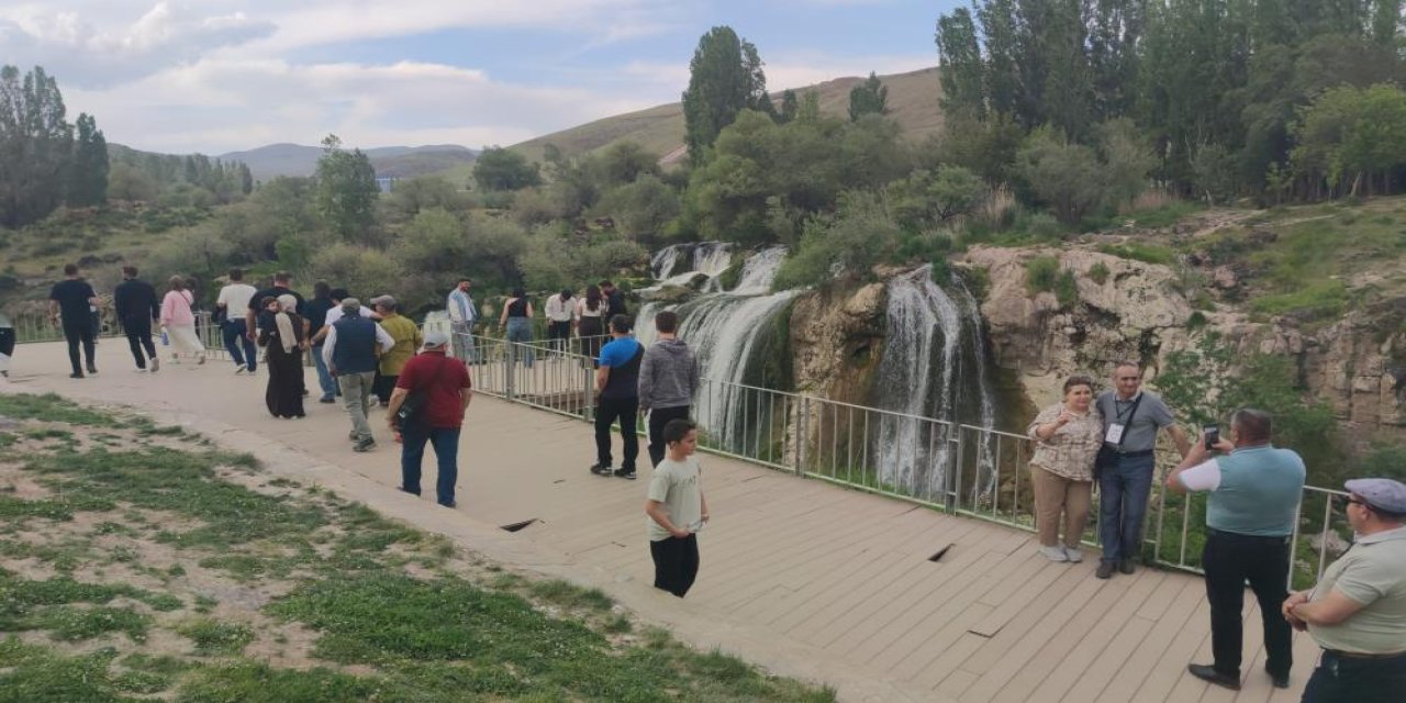 Muradiye şelalesi balık bendi ziyaretçilerini ağırlıyor