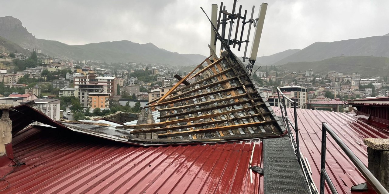 Hakkari’de şiddetli fırtına çatılara zarar verdi
