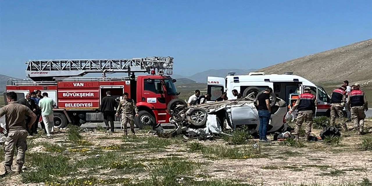 Van'da iki araç kafa kafaya çarpıştı: 4 ölü, 2 yaralı