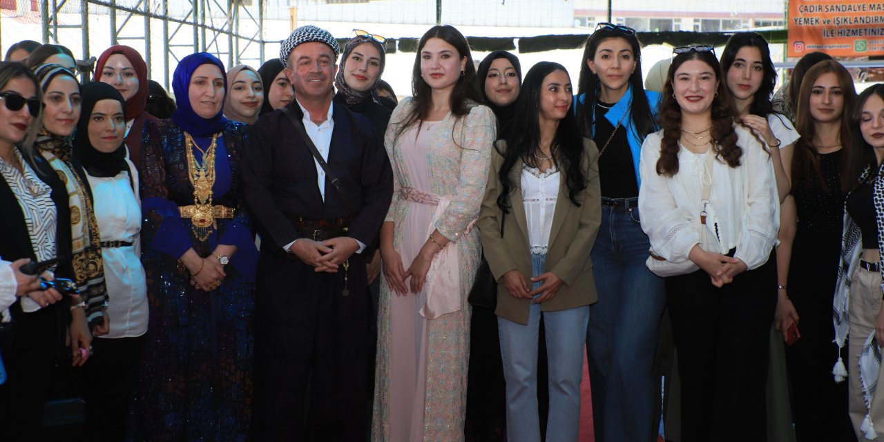 Farklı illerden Hakkari’ye gelen gençler halay çekti