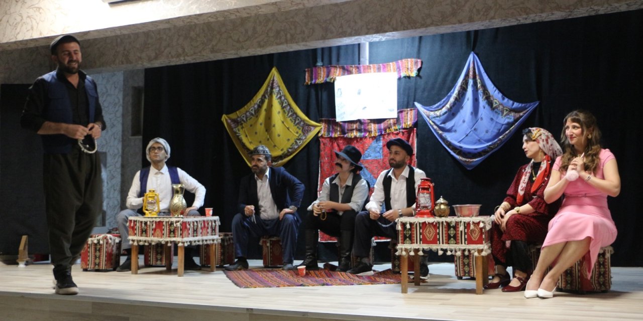 Şemdinli'de öğretmenlerden 'Komşu Köyün Delisi" tiyatrosu etkinliği