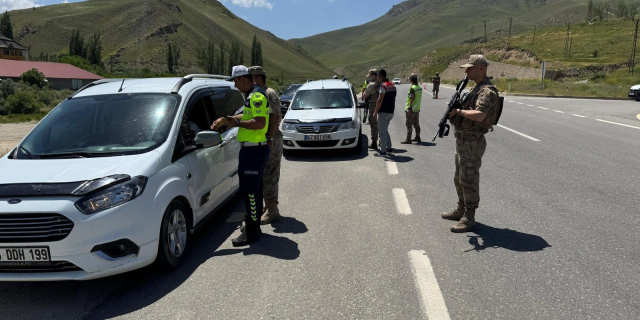 Hakkâri’de Jandarmadan yol uygulaması: 5 sürücüye ceza