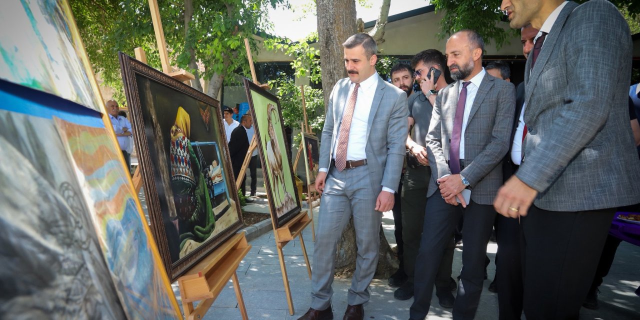 Başkan Demir "Karma resim sergisine katıldı"