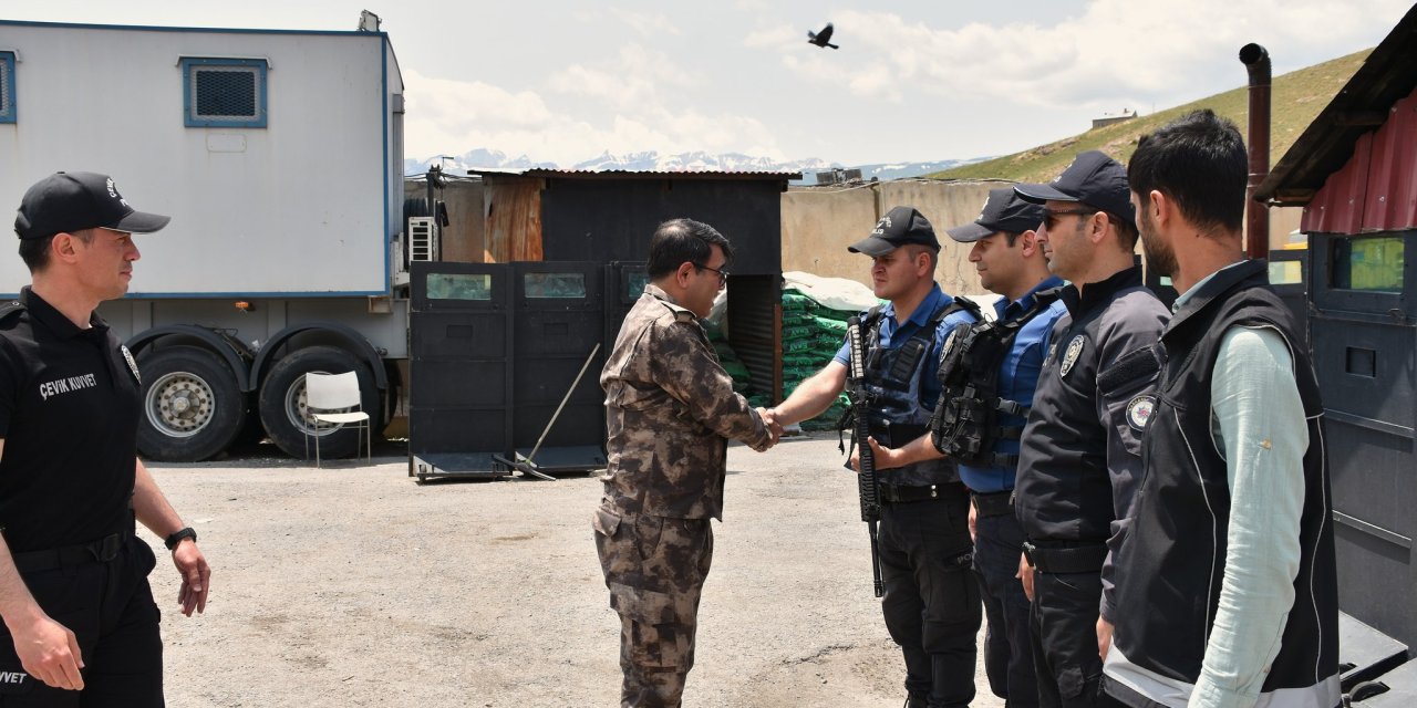 Emniyet Müdürü Yılmaz, görevi başındaki polisleri ziyaret etti