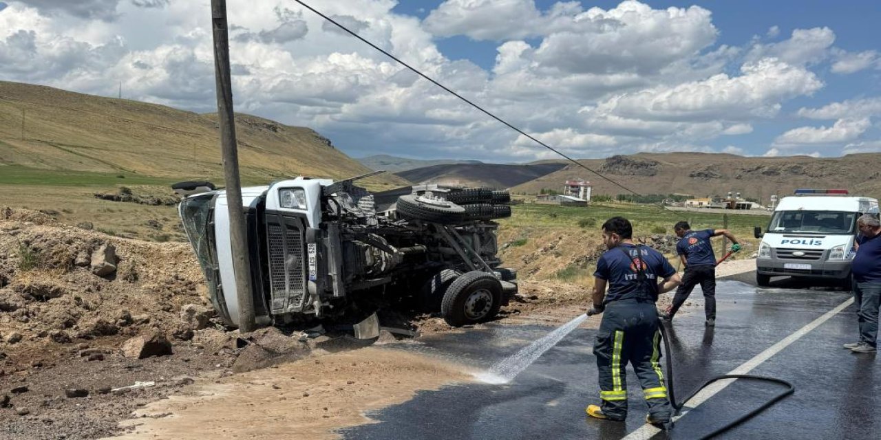 Kum yüklü tır devrildi