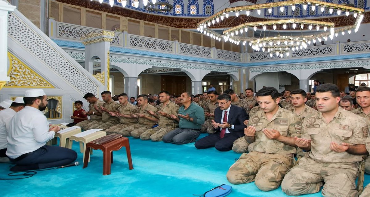 Hakkari’de Şehitler İçin Mevlid Programı Düzenlendi