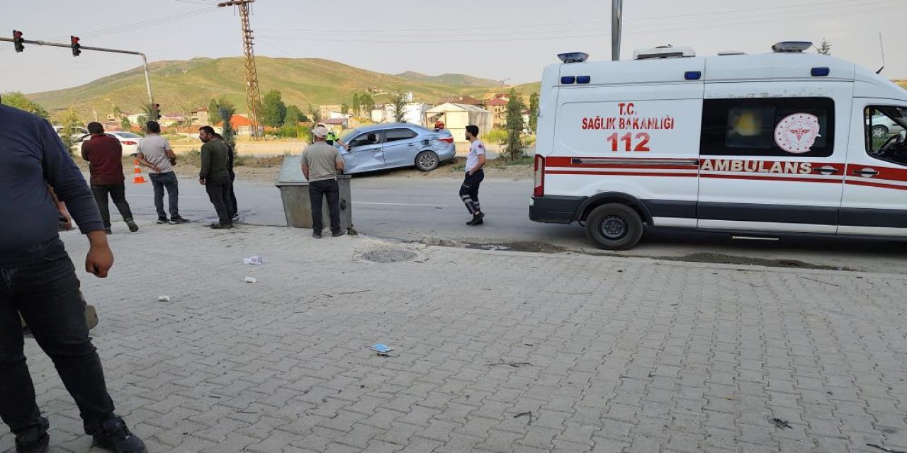 Otomobil ile kamyon çarpıştı: 5 yaralı