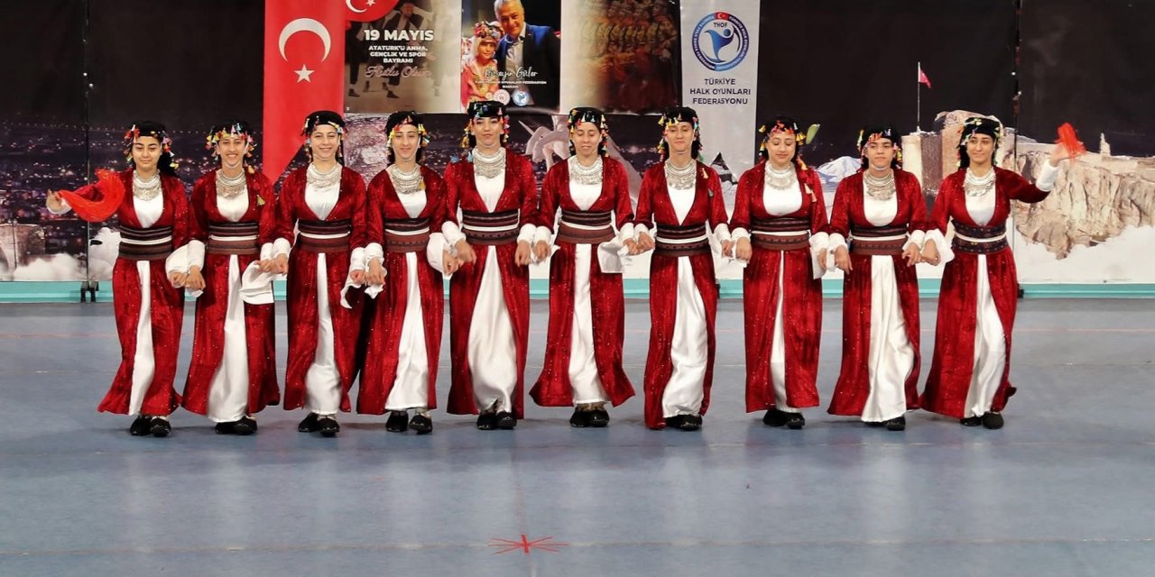 Hakkari’den halk oyunlarında Türkiye derecesi
