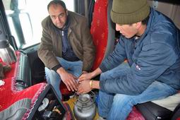 HAKKARİ VE YÜKSEKOVA İLÇESİ DONUYOR