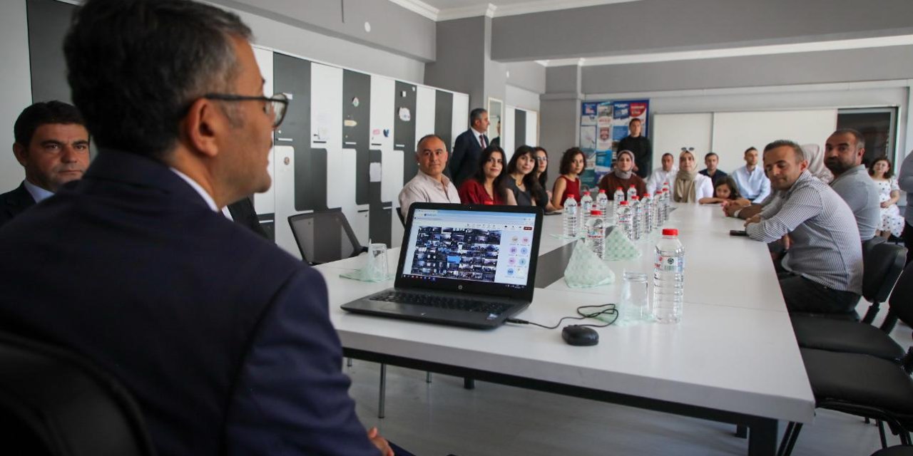 Vali Ali Çelik, 4.672 öğretmene çevrim içi seslendi