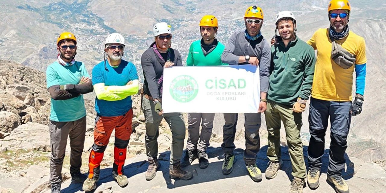 Hakkari'de Dağcılar, Sümbül Dağı'na Yılın İlk Tırmanışını Gerçekleştirdi