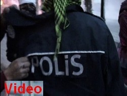 Polis Üniformalı Gösterici