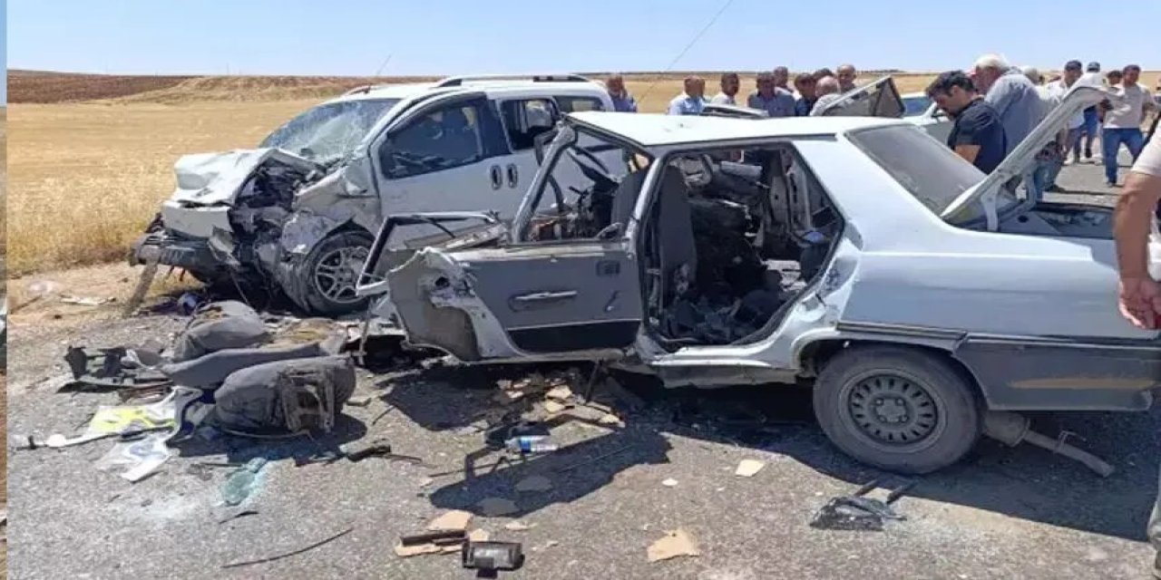 İki araç kafa kafaya çarpıştı: 4 ölü, 1 yaralı