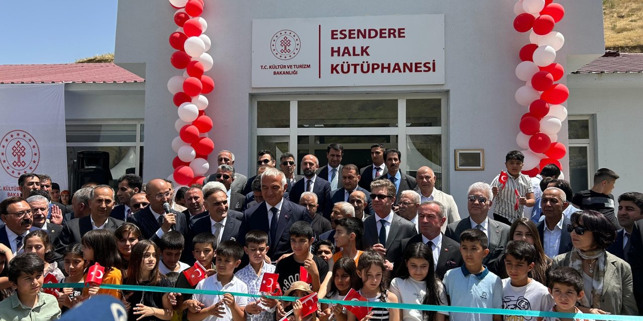 Bakan Ersoy, Esendere' de kütüphane açtı