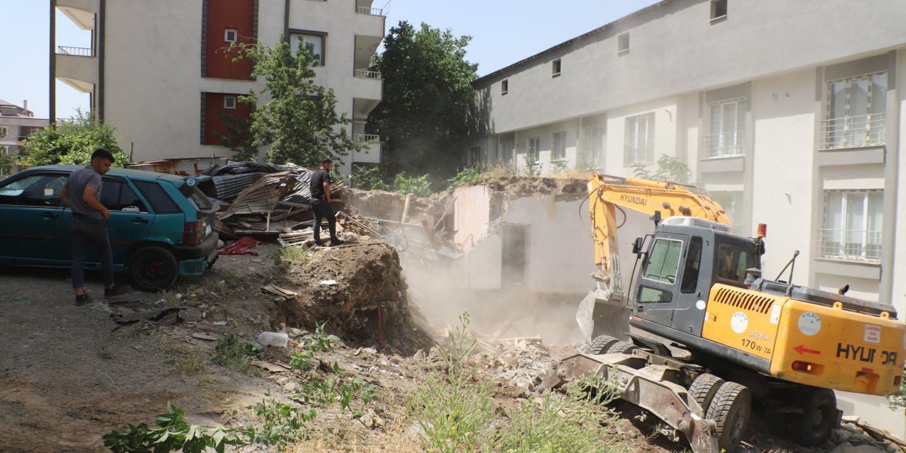 Hakkari belediyesi metruk evleri yıkılmaya başlandı
