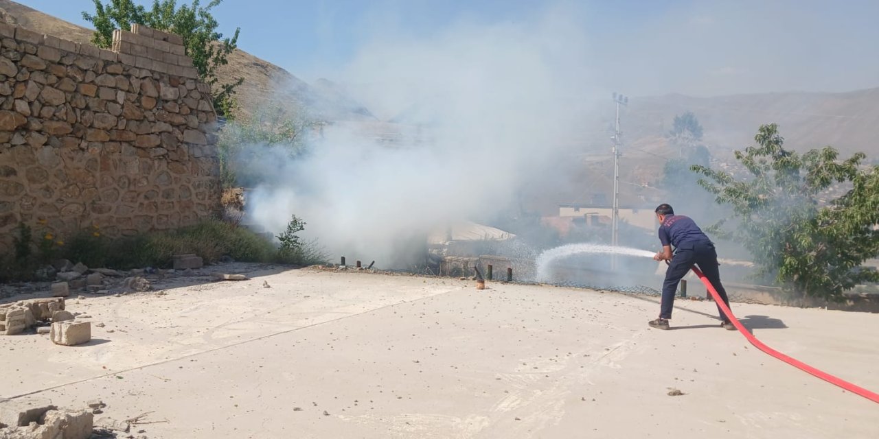 Hakkari Belediyesi itfaiyesi 2 ayrı yangına müdahale etti
