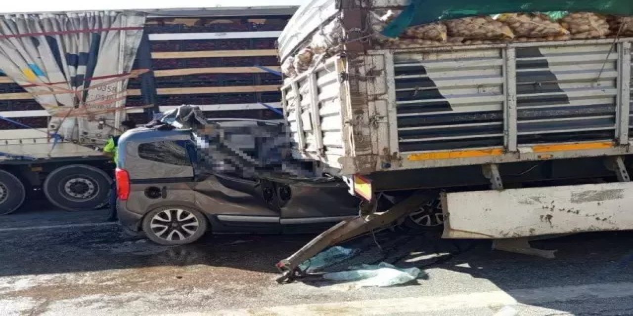 TIR hafif ticari  araca çarptı 5 kişi hayatını kaybetti