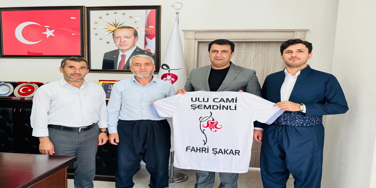 İmamlardan Başkan Şakar'a ulu cami forması sürprizi