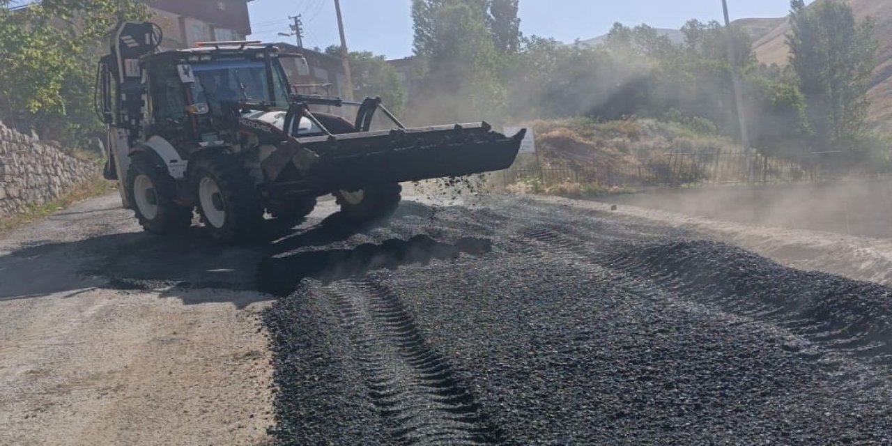 Hakkari’de kaldırımlar yenileniyor, yollar onarılıyor