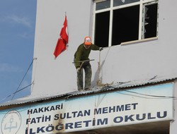 Kundaklanan okul onarılıyor