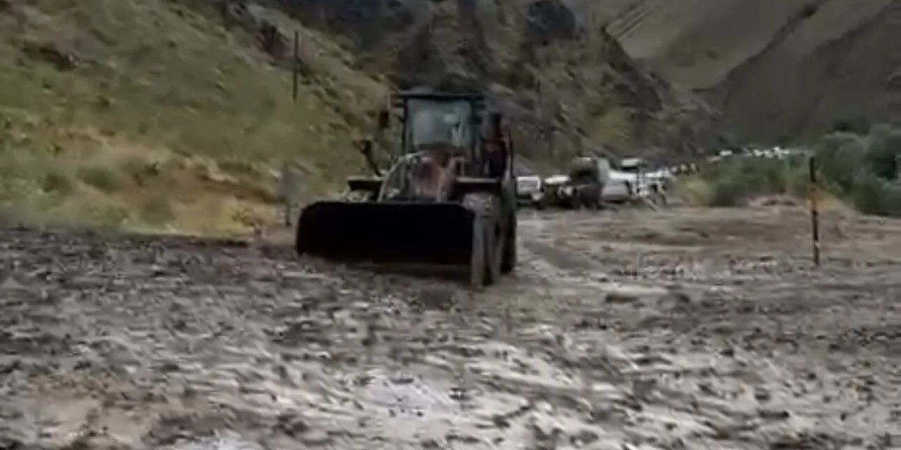 Yüksekova yolunda ulaşım normale döndü