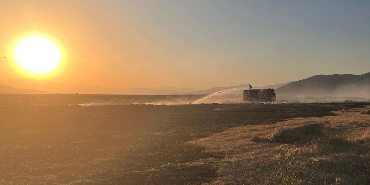 Yüksekova'da Anız Yangını 5 Saatlik Müdahale Sonucu Söndürüldü