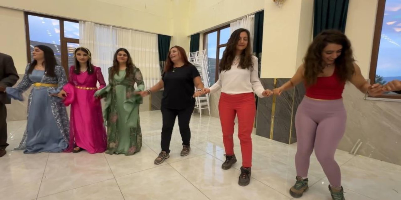 Yerli turistler düğünde coştu
