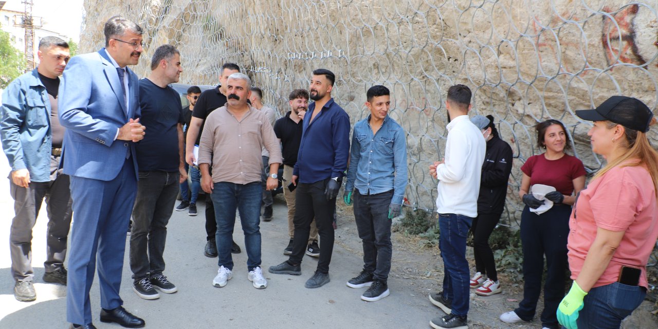 Vali Çelik’ten temizlik ekibine ziyaret: “Çevremizi Temiz Tutalım”