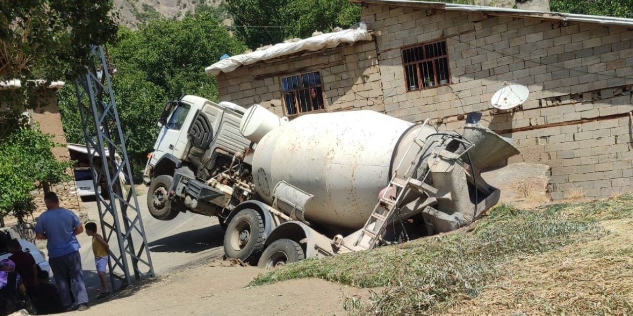 Beton mikseri ahırın üzerine yan yattı