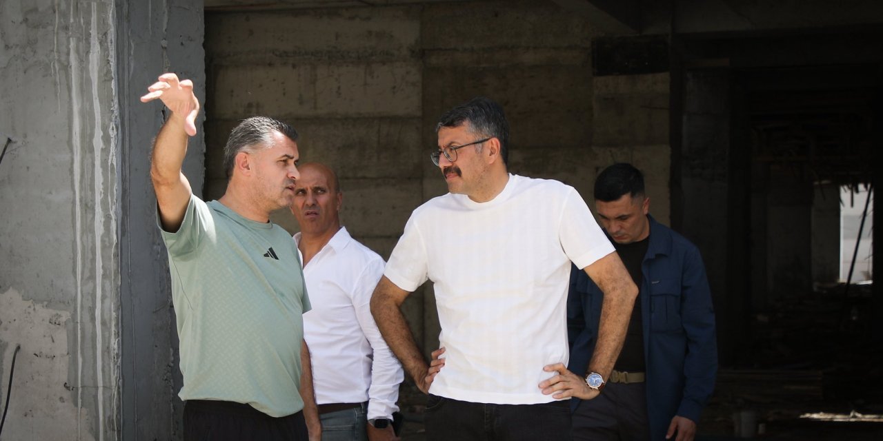 Vali Çelik, çok amaçlı spor salonu inşaatını inceledi