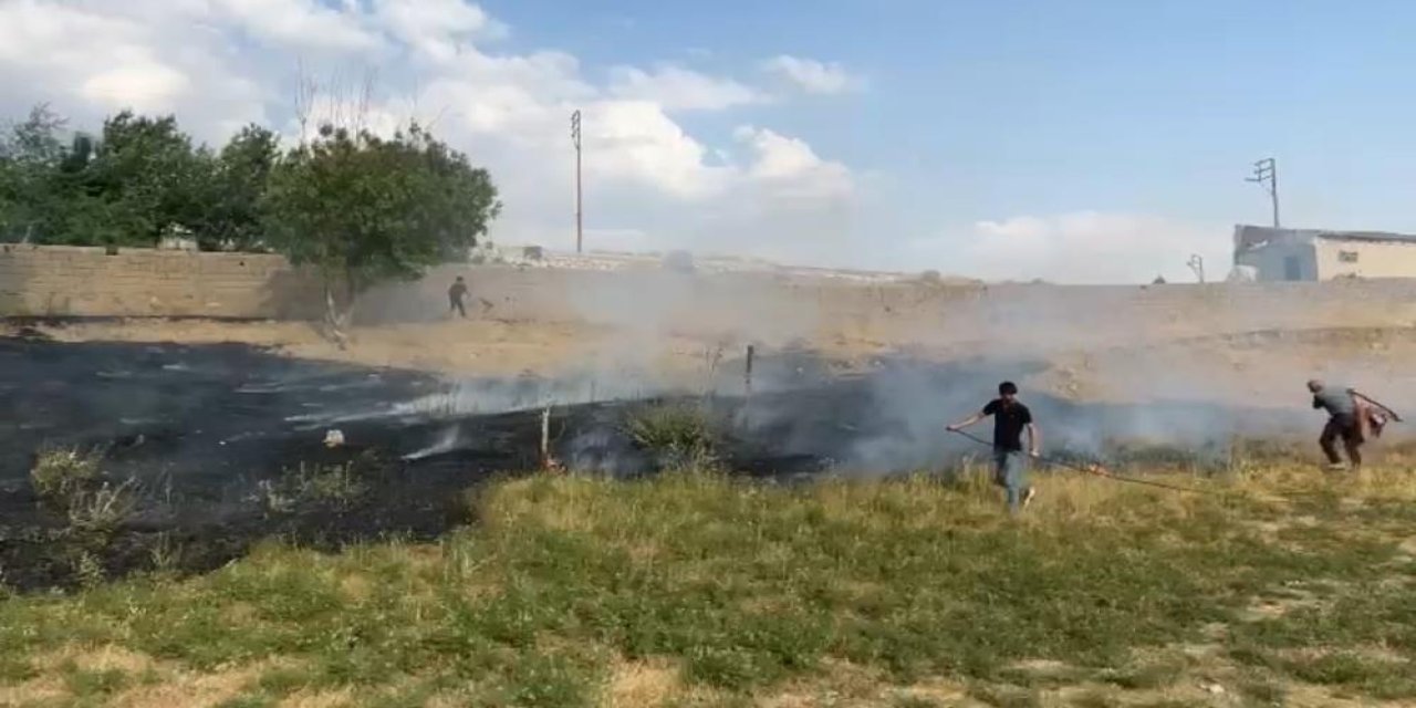 Anız yangınına itfaiye ekibi müdahale etti