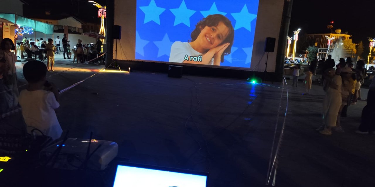 Hakkarili çocuklar Karaoke sahnesinde hünerlerini sergiledi