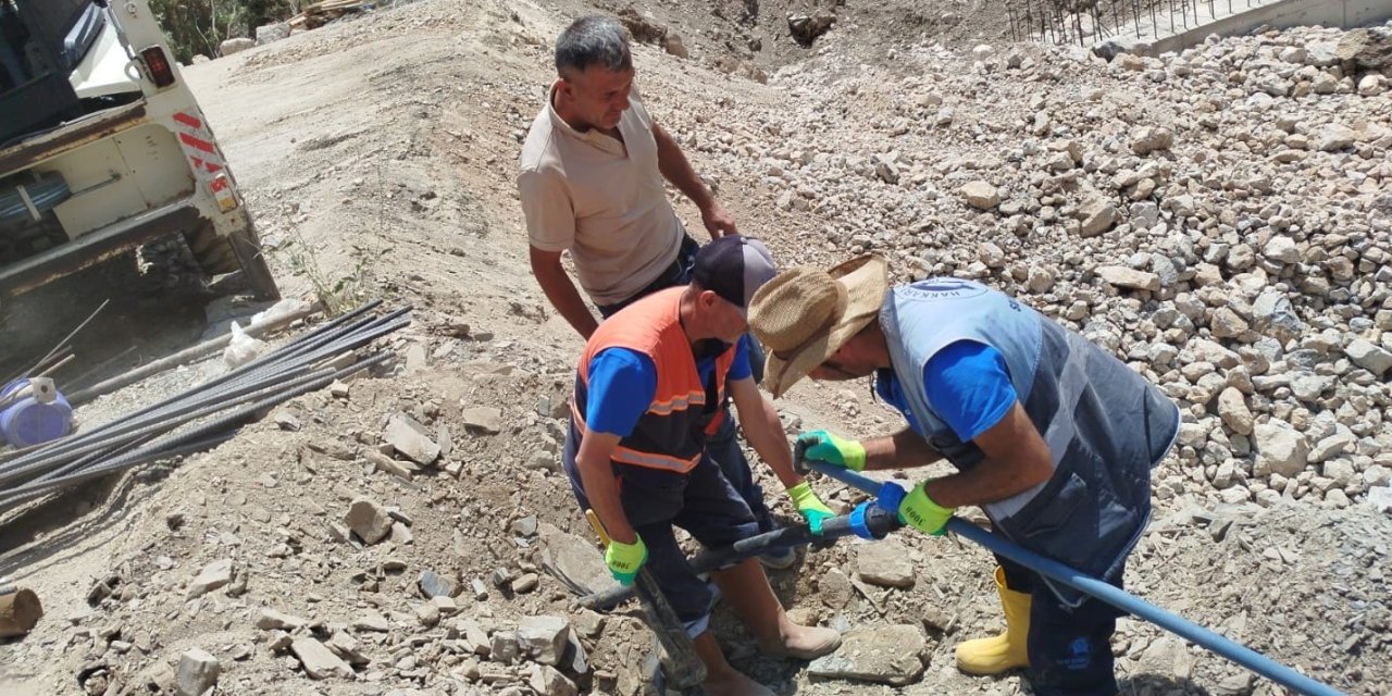 Hakkari'de kavurucu sıcakta su arızası mesaisi