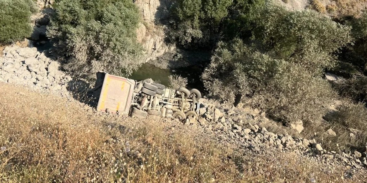 Kamyon şarampole yuvarlandı 1 ölü