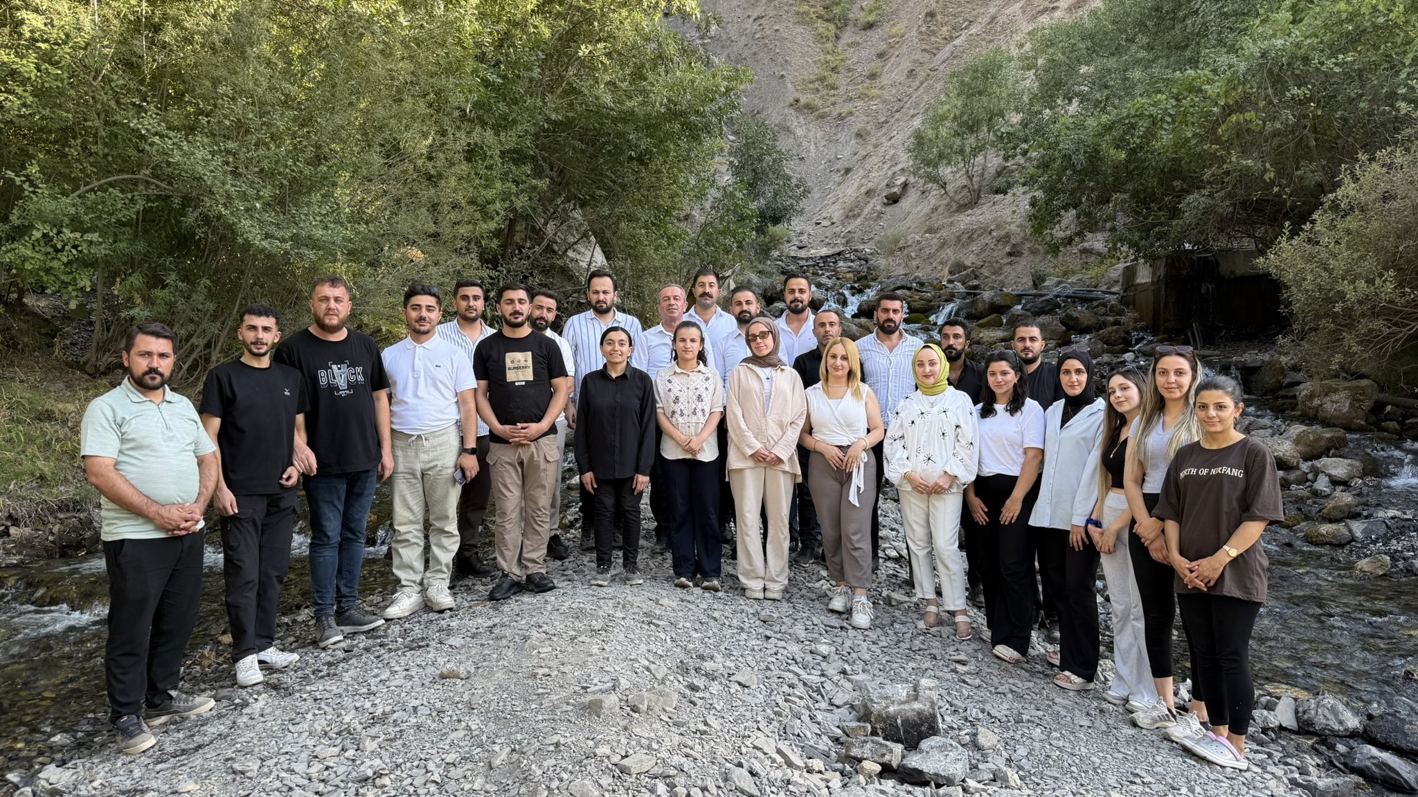 AK Parti Hakkari teşkilatı gençlerle kır gezisi düzenledi