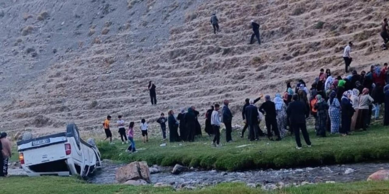 Van'da kamyonet uçuruma yuvarlandı: 6 yaralı