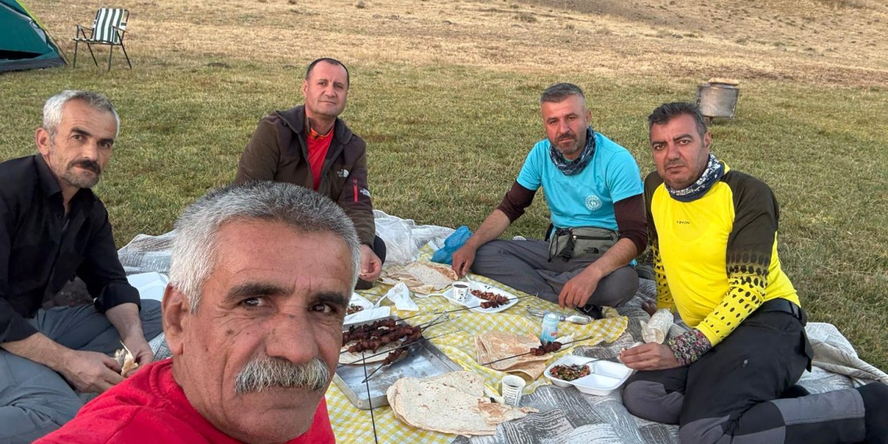 Merga Xwerî Yaylasında Dağcılar ve çobanlar aynı sofrada