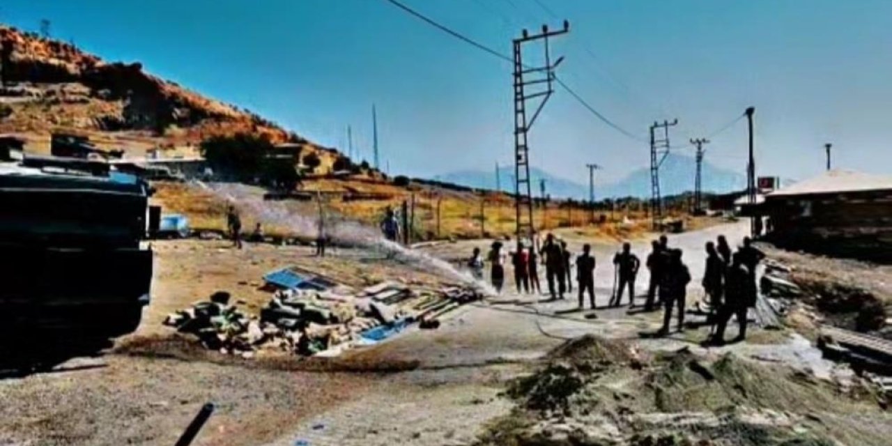 Derecik'te askeri TOMA vatandaşlara su desteği verdi