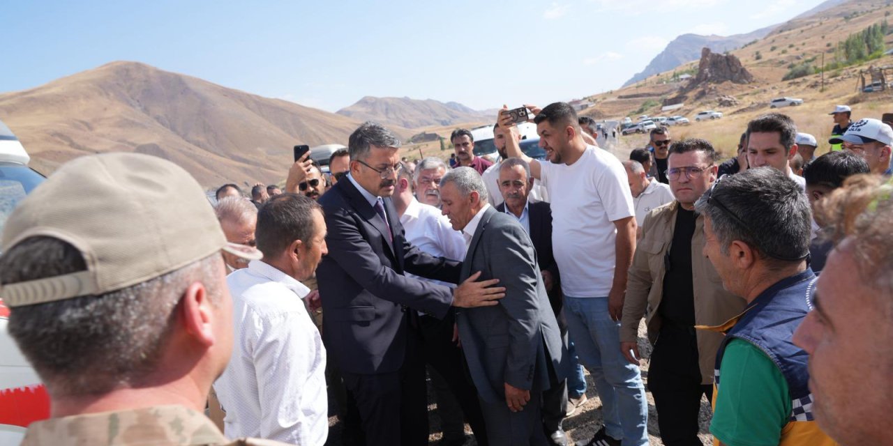 Vali Çelik, kaza yerinde aileleri yalnız bırakmadı