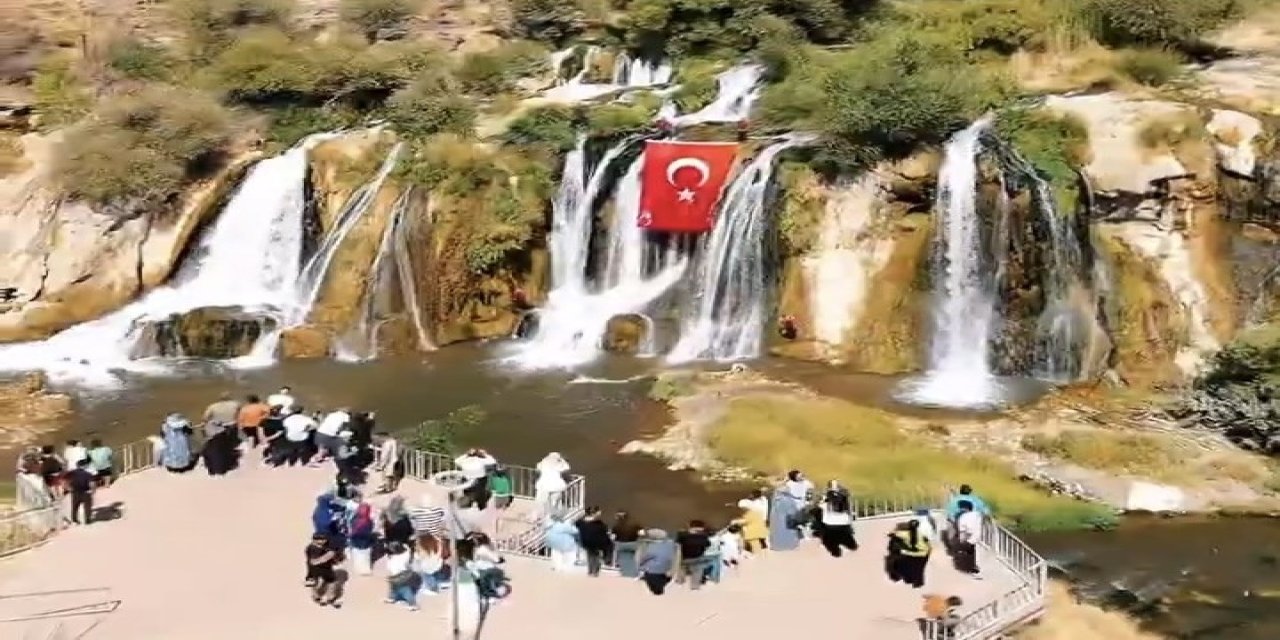 Muradiye Şelalesinde dev Türk bayrağı açıldı