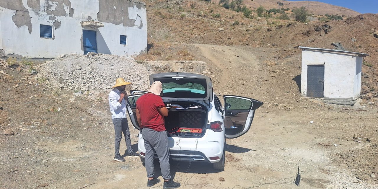 Hakkari'de su arama çalışması yapılıyor