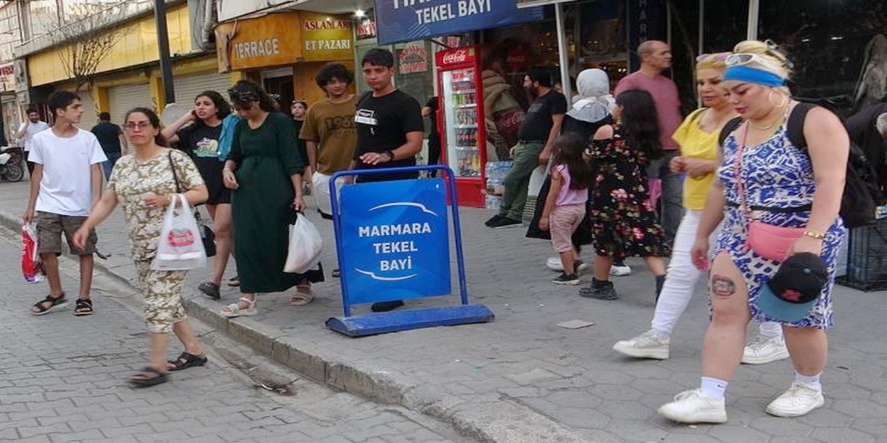 İranlı turistler Van esnafının yüzünü güldürdü