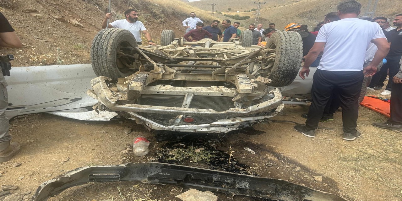 Hakkari’de Trafik Kazası: Sıkışanlar var