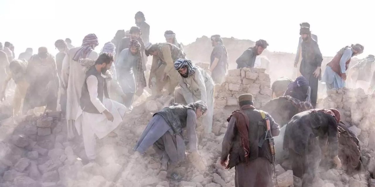 Afganistan'daki depremde ölü sayısı 1400'ü geçti