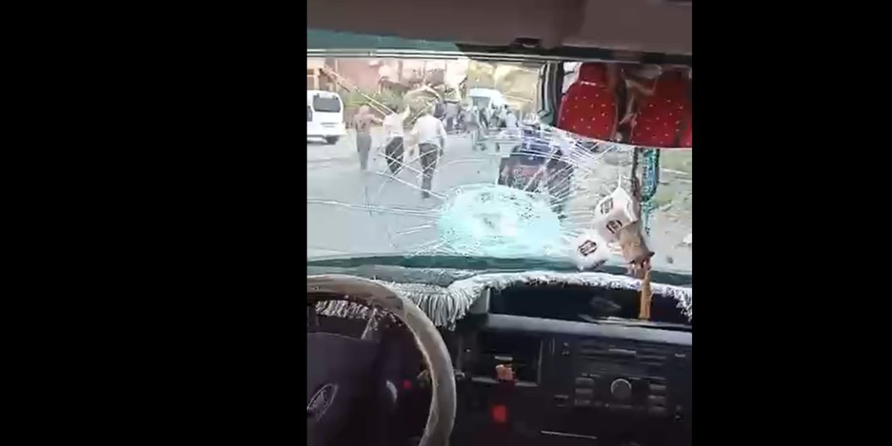 Geçimli 'de minibüse taşlı saldırı
