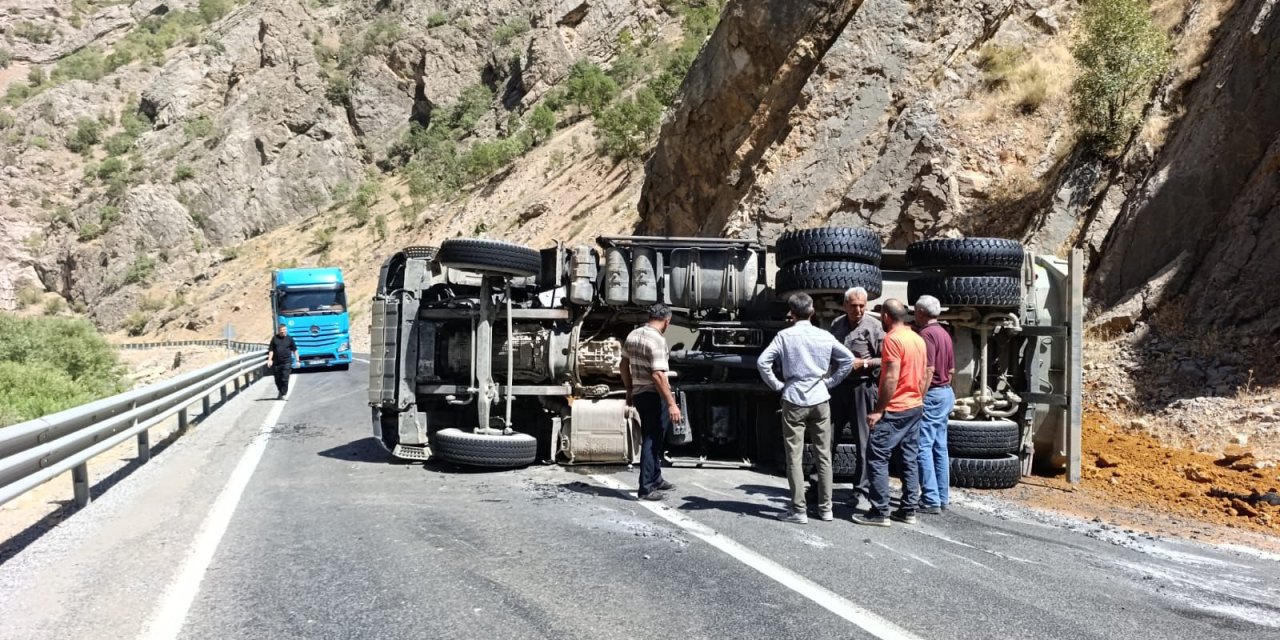 Maden işinde çalışan kamyon yan yattı