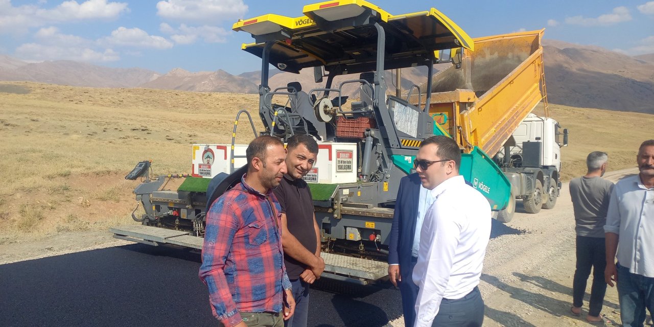 Hakkari Akkuş ve Çetintaş yolu asfaltlanıyor